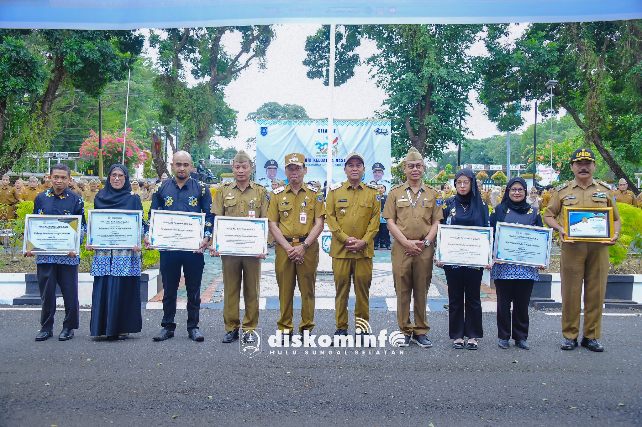 PEMKAB HSS RAIH SEJUMLAH PENGHARGAAN BERGENGSI PADA MOMEN HARGARNAS KE-32, ATAS KINERJA LUAR BIASA DALAM PROGRAM KB DAN KAMPUNG KELUARGA BERKUALITAS