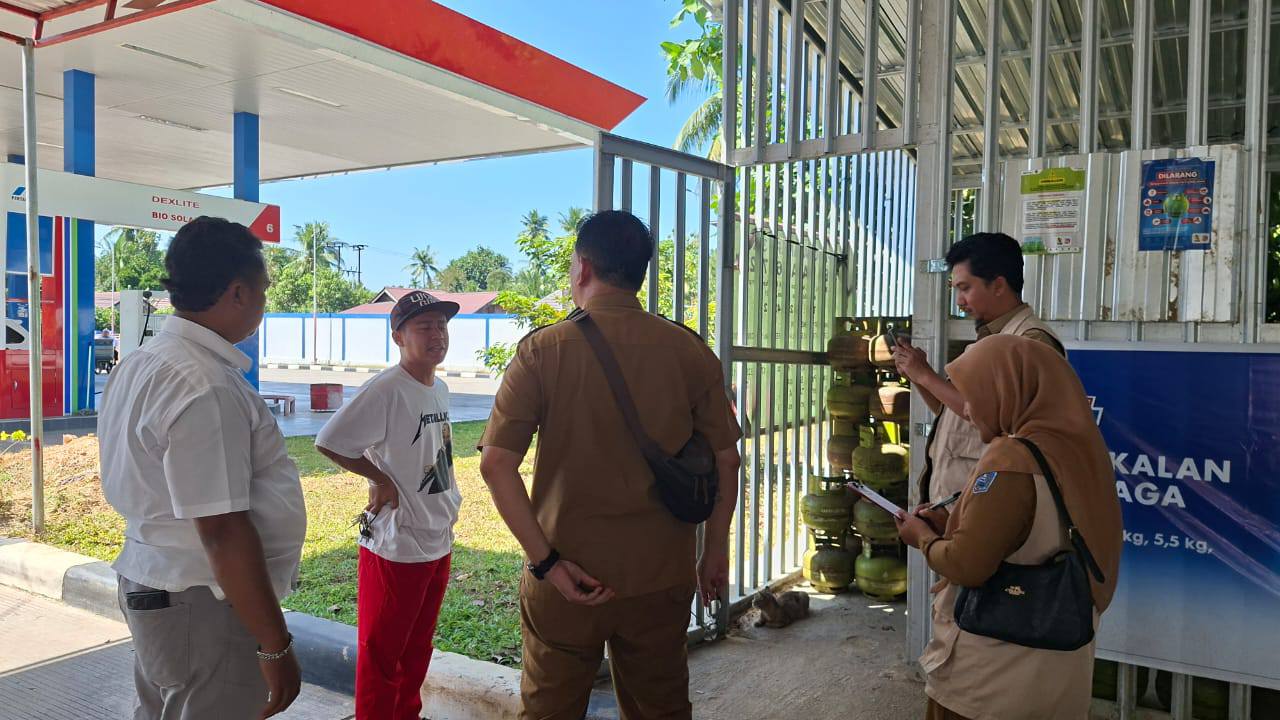 DINAS PERDAGANGAN MELAKSANAKAN PENGAWASAN DISTRIBUSI GAS LPG 3 KG DAN UNTUK MEMANTAU HARGA JUAL GAS LPG 3 KG DI TINGKAT PANGKALAN BERSAMA DENGAN POLRES HSS