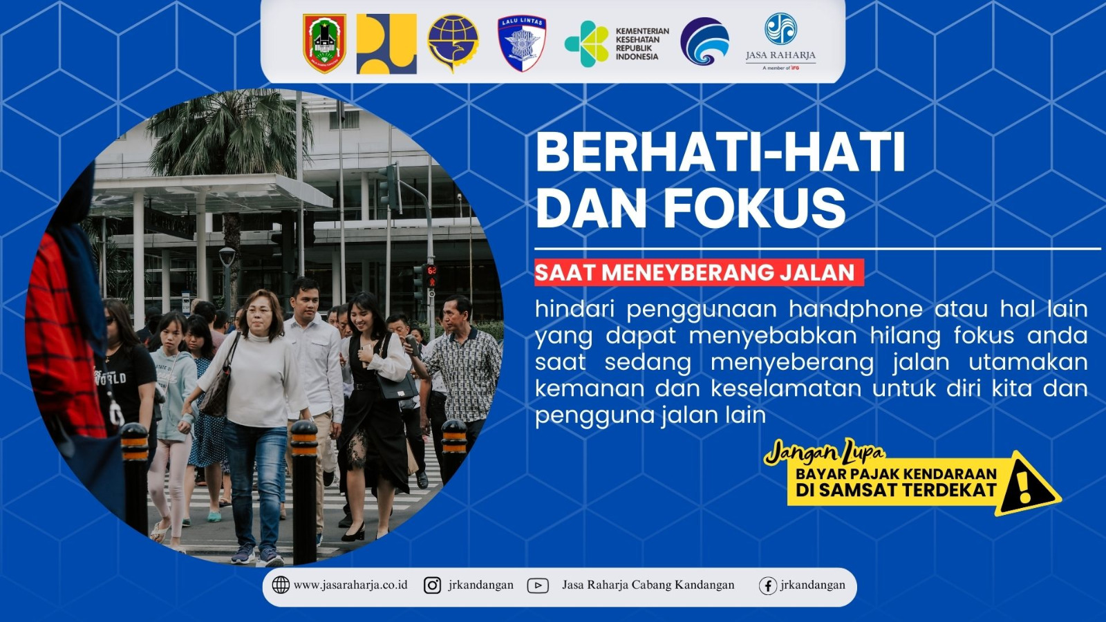 UTAMAKAN KESELAMATAN, FOKUS SAAT MENYEBERANG JALAN!