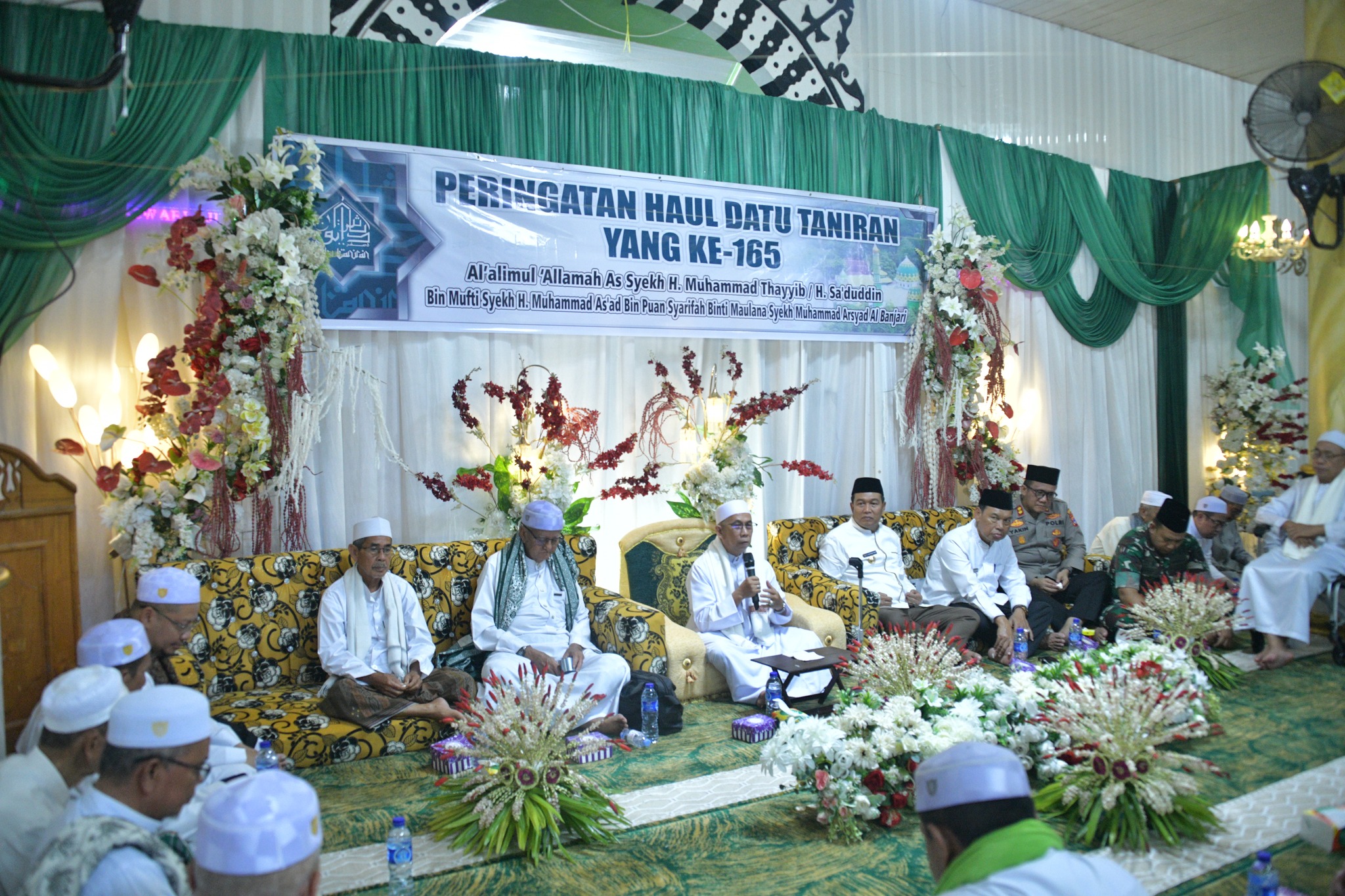 BUPATI DAN WAKIL BUPATI HSS HADIRI HAUL KE-165 DATU TANIRAN, TEGASKAN KOMITMEN PELESTARIAN NILAI KEISLAMAN DAN TRADISI BANUA