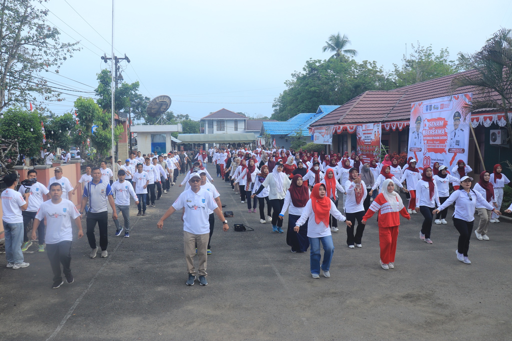 SENAM BERSAMA PERINGATAN HUT RI KE-80, AJANG PERKUAT PERSATUAN DAN SINERGI DI PADANG BATUNG