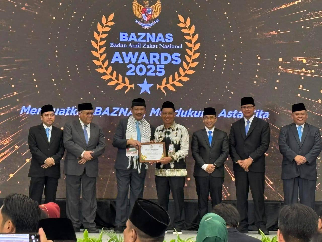 WAKIL BUPATI HSS TERIMA PENGHARGAAN SEBAGAI KEPALA DAERAH PENDUKUNG PENGELOLAAN ZAKAT TERBAIK