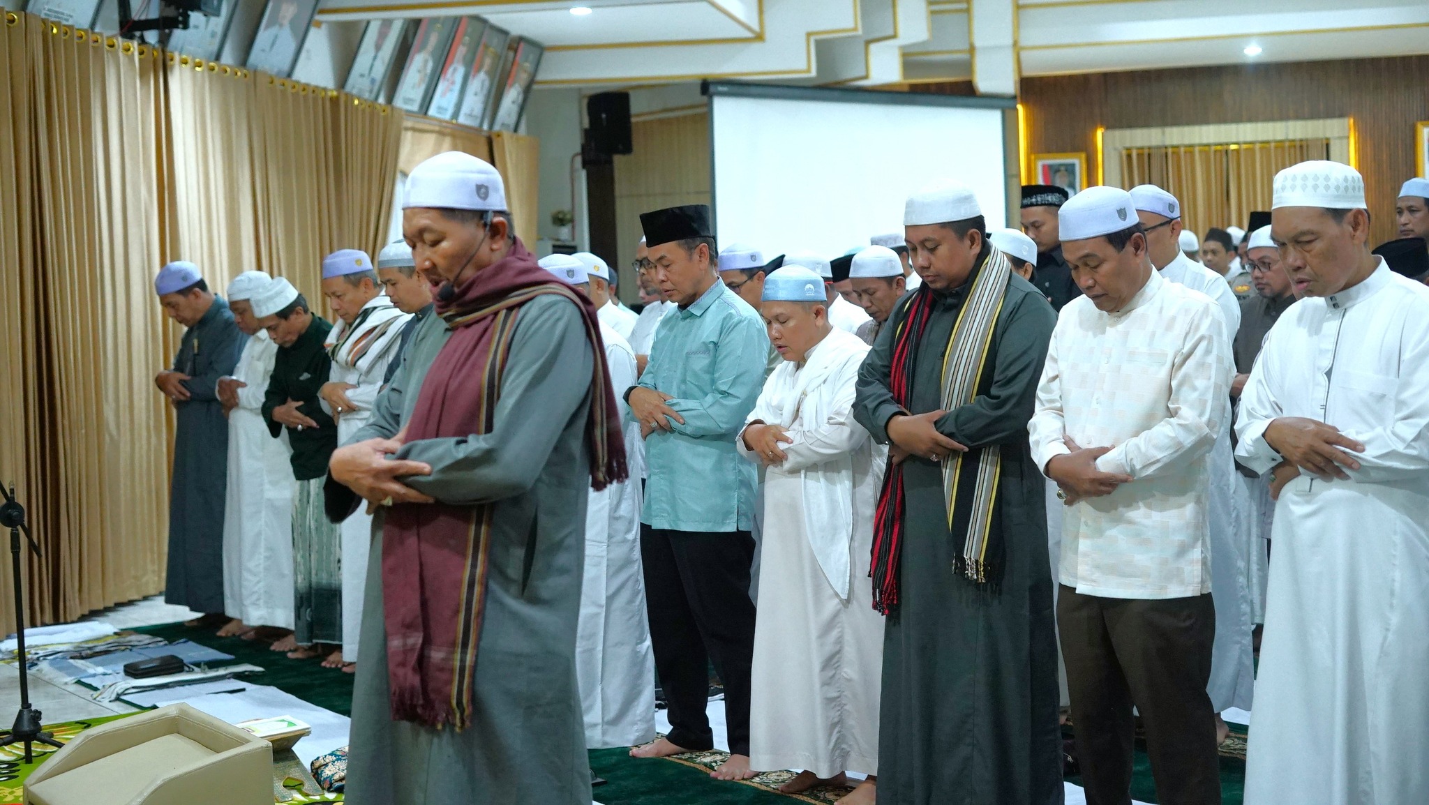 LAKSANAKAN SHOLAT HAJAT BERSAMA, BUPATI AJAK SELURUH ELEMEN MASYARAKAT UNTUK MENJAGA PERSATUAN DAN KERUKUNAN DI DAERAH