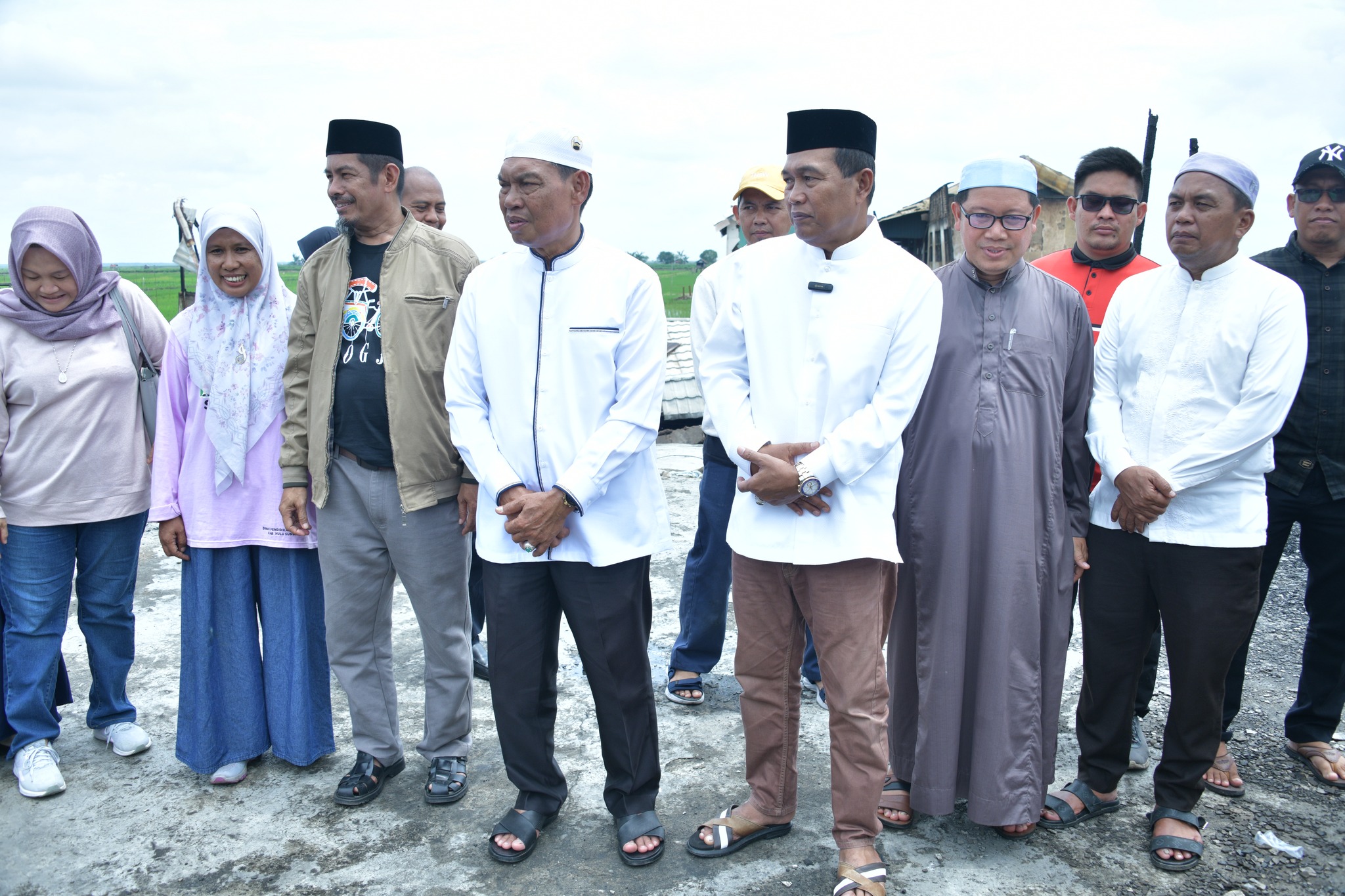 BUPATI DAN WABUP HSS TINJAU LOKASI KEBAKARAN SDN 1 SAMUDA DAN SMPN 3 DAHA SELATAN, PASTIKAN PEMBANGUNAN SEGERA DIMULAI