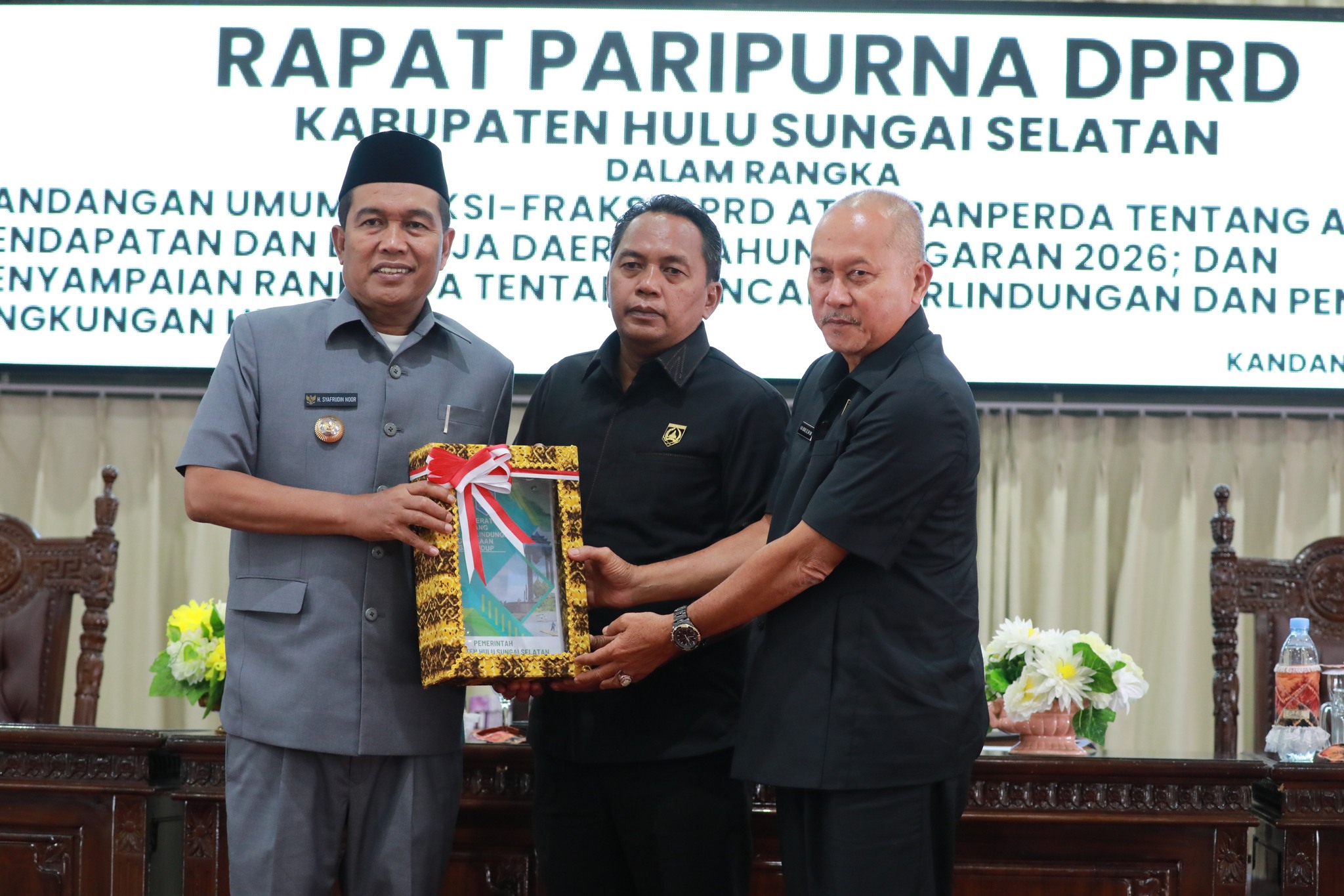 BUPATI HADIRI RAPAT PARIPURNA DPRD HSS, BAHAS RAPBD 2026 DAN RANPERDA PENGELOLAAN LINGKUNGAN HIDUP