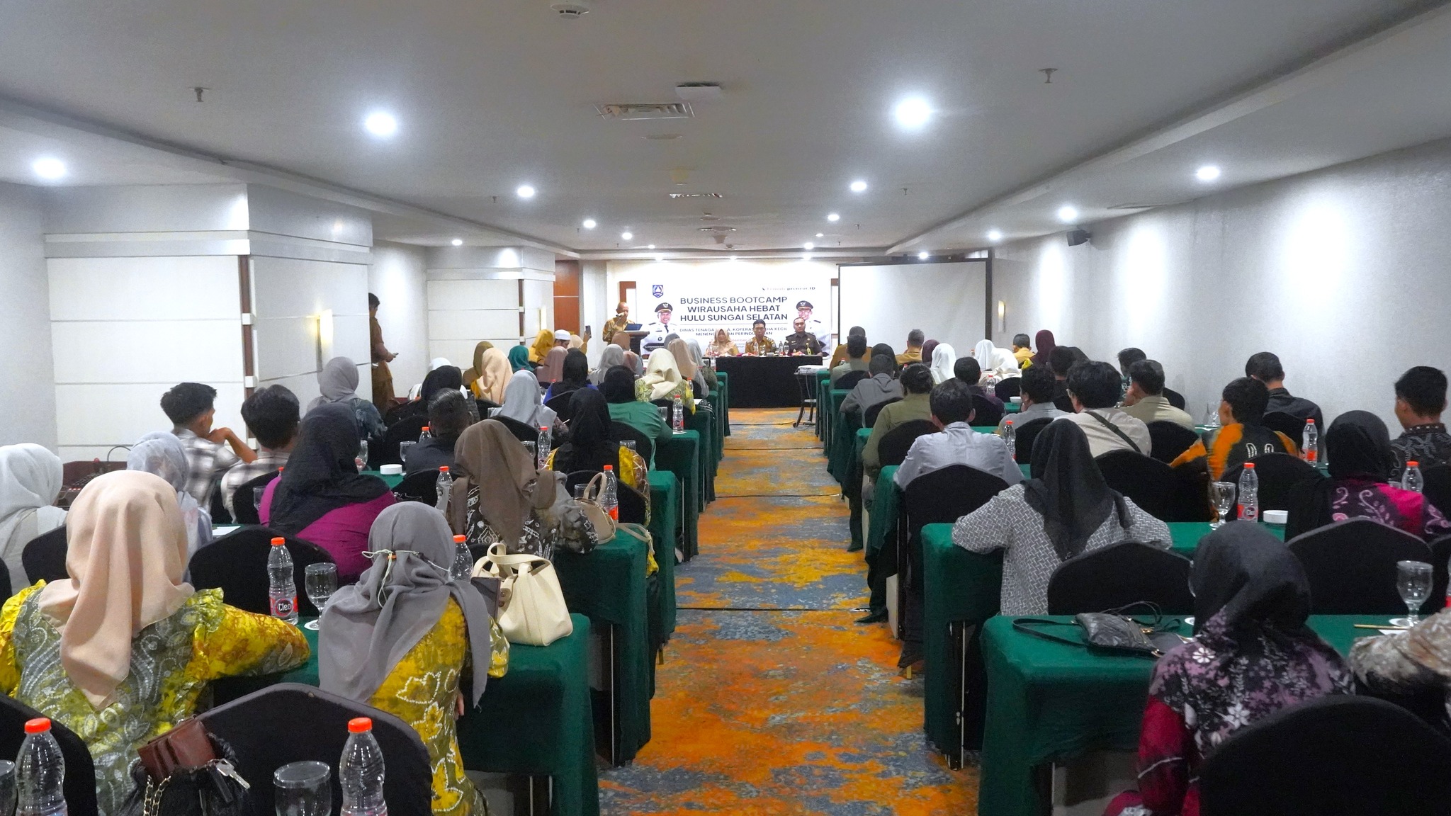 KUKUHKAN UMKM SEBAGAI PENGGERAK EKONOMI, PEMKAB HULU SUNGAI SELATAN GELAR PELATIHAN WIRAUSAHA HEBAT BANJARBARU