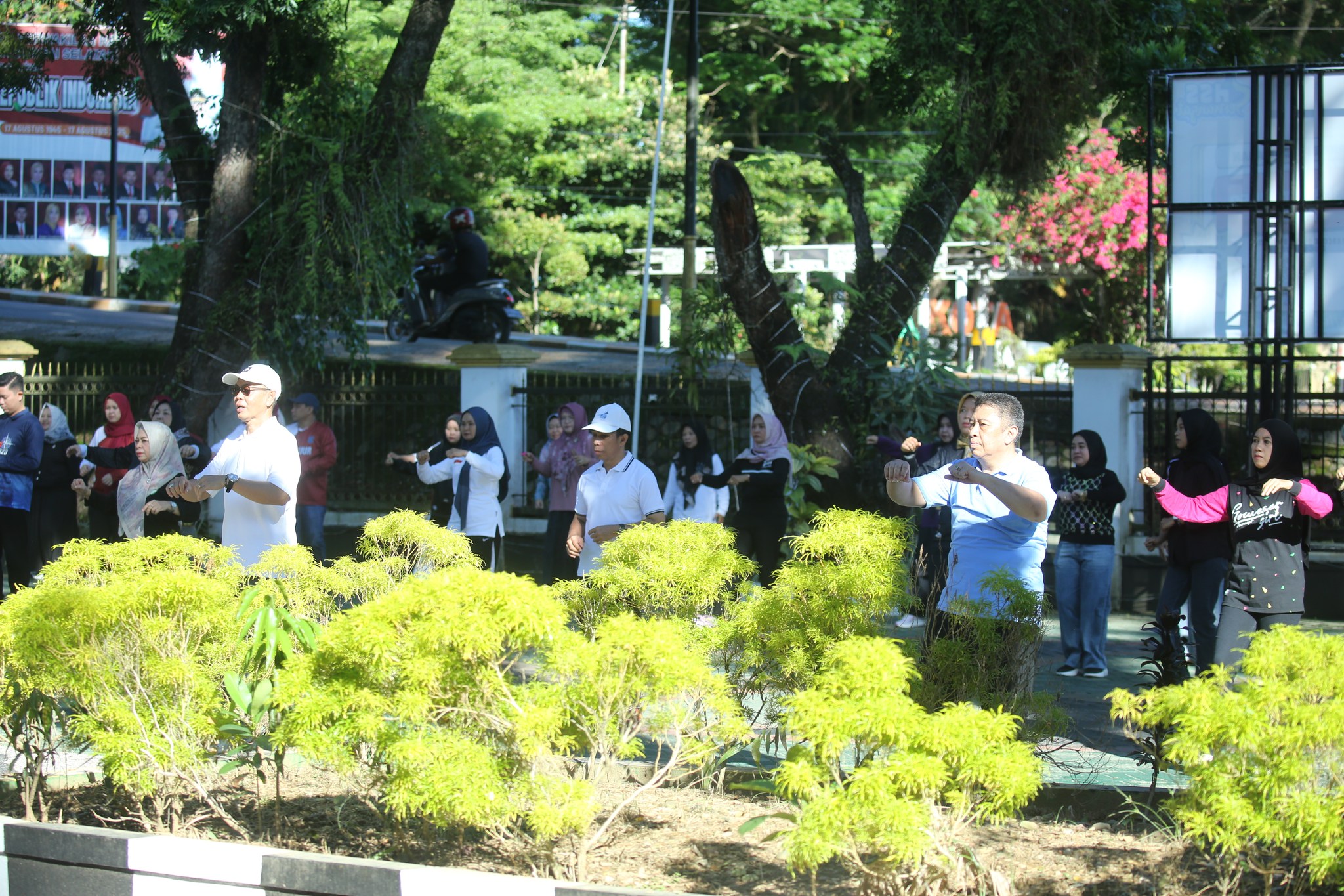 JAJARAN SEKRETARIAT DAERAH KABUPATEN HULU SUNGAI SELATAN GELAR SENAM SEHAT BERSAMA UNTUK TINGKATKAN KEBUGARAN DAN SEMANGAT KERJA