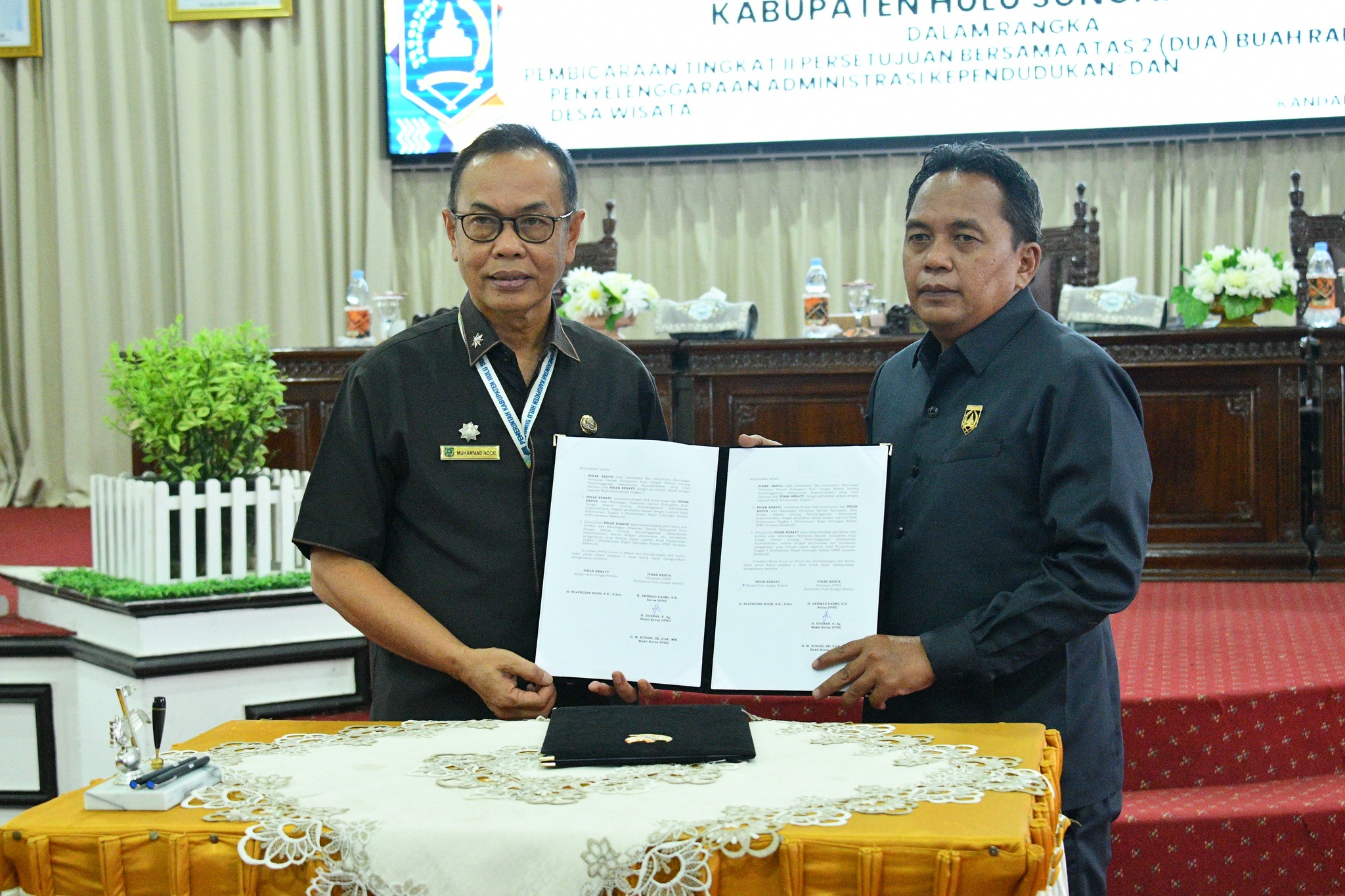 RAPAT PARIPURNA TINGKAT II DPRD HSS SAHKAN RANPERDA ADMINISTRASI KEPENDUDUKAN DAN DESA WISATA