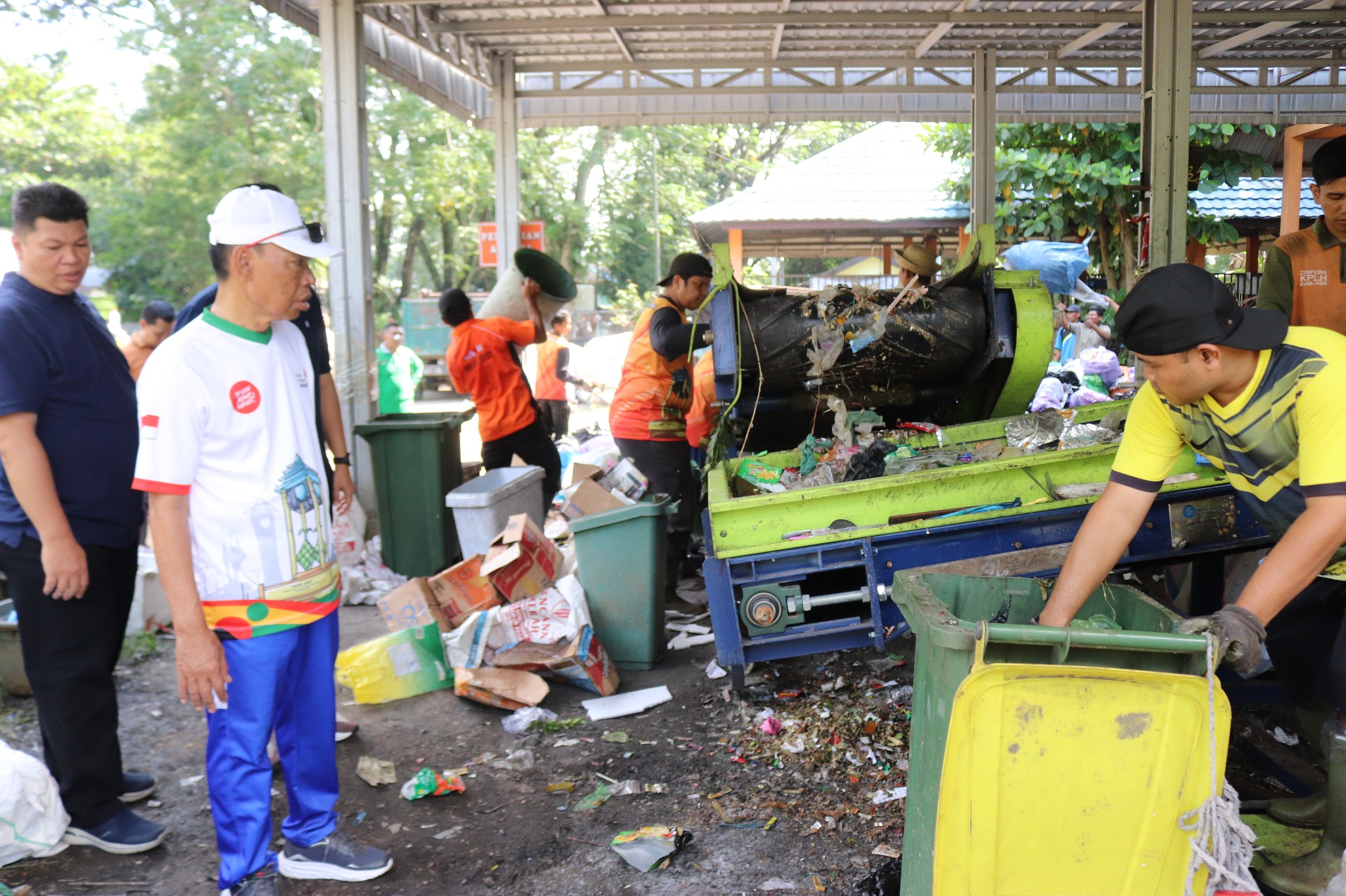 TEGASKAN DISIPLIN TATA RUANG DAN KEBERSIHAN, WABUP HSS SOROTI LAPAK PEDAGANG DI FASILITAS UMUM
