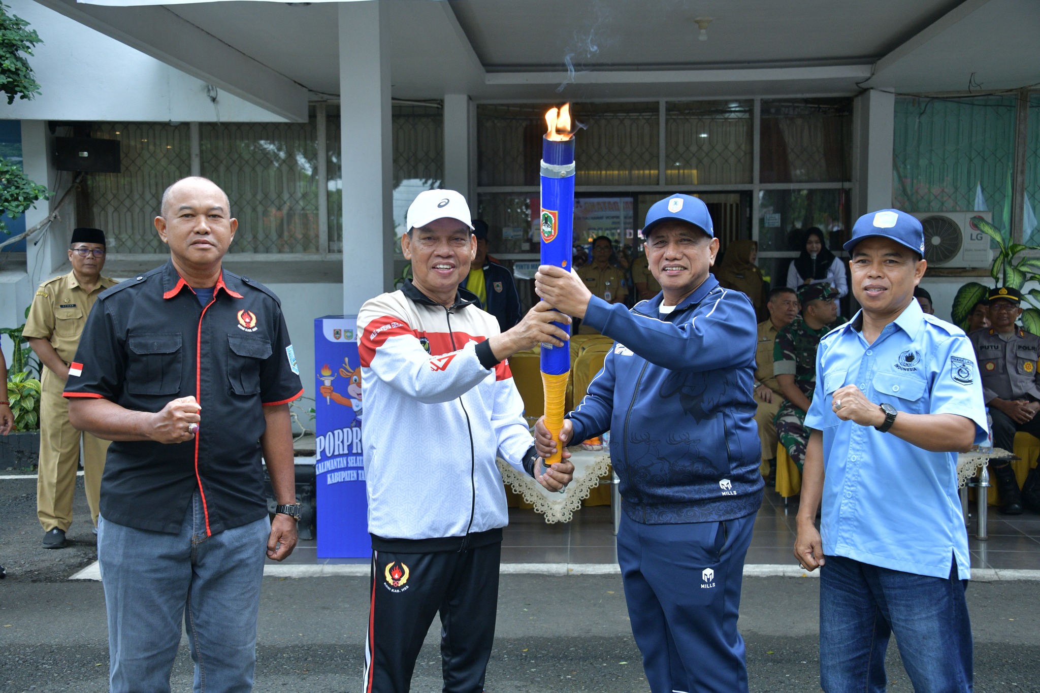 API OBOR ABADI PORPROV XII KALSEL MULAI DIKOBARKAN DARI HULU SUNGAI SELATAN