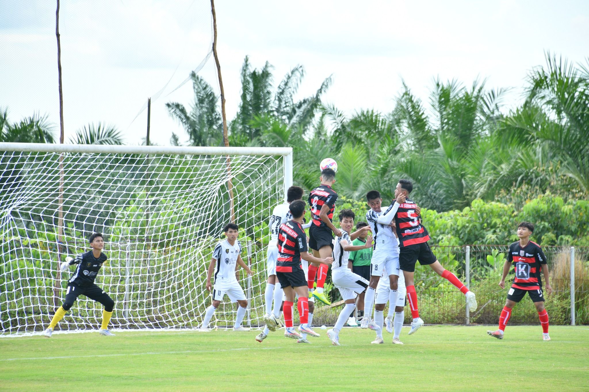 WAKIL BUPATI HSS BERI DUKUNGAN LANGSUNG UNTUK TIM SEPAK BOLA DI AJANG PORPROV KALSEL XII