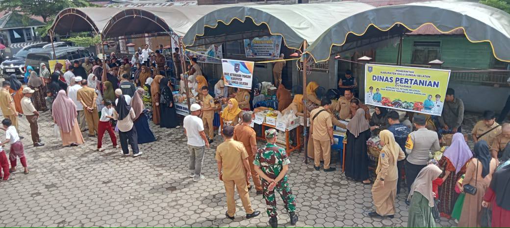 MERIAHKAN HARJAD KE-75, RATUSAN WARGA GERUDUK BAZAR PANGAN MURAH HSS