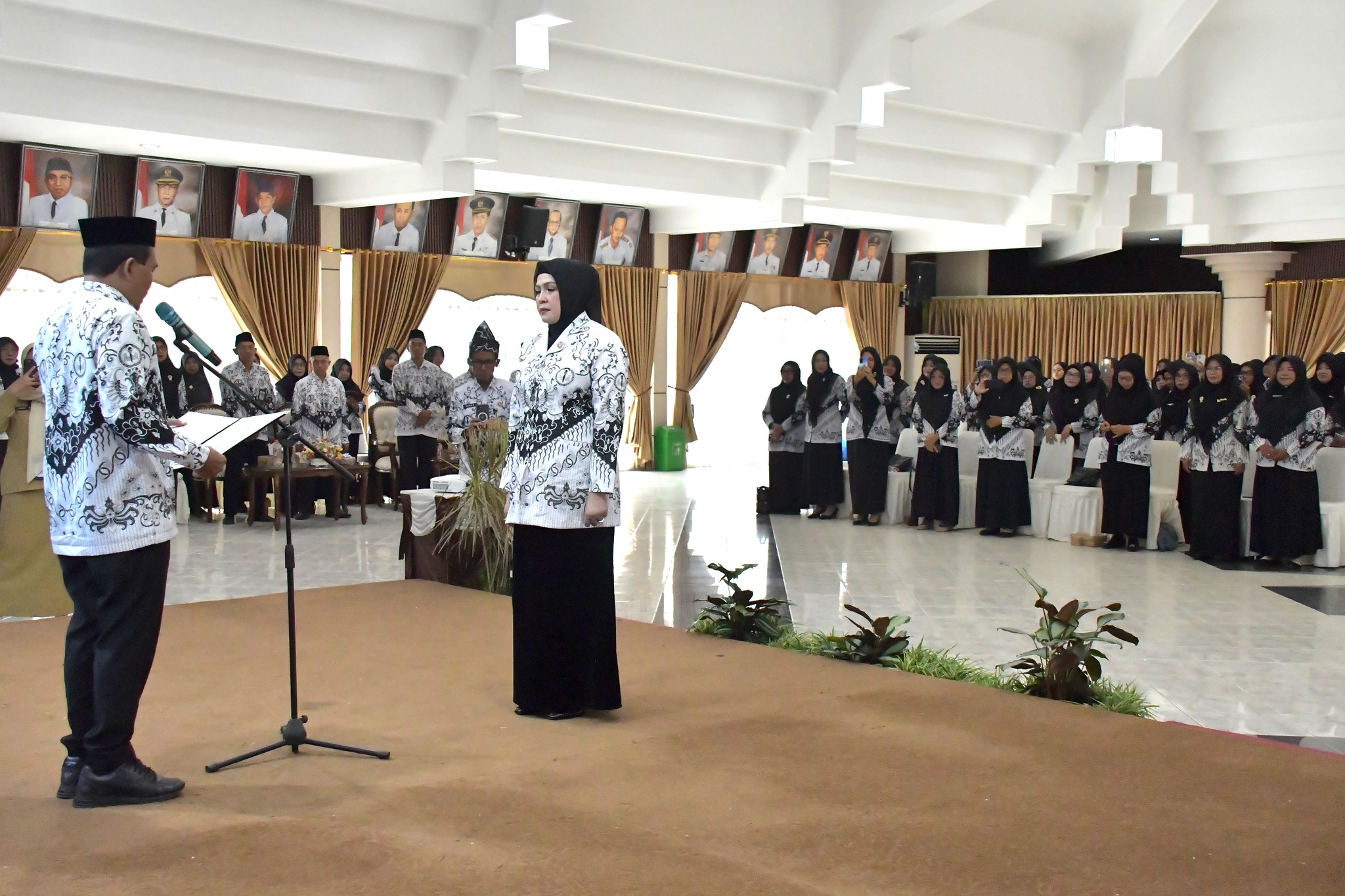 IBUNDA GURU HSS DIKUKUHKAN : PERKUAT SINERGI SEKOLAH, KELUARGA, DAN MASYARAKAT