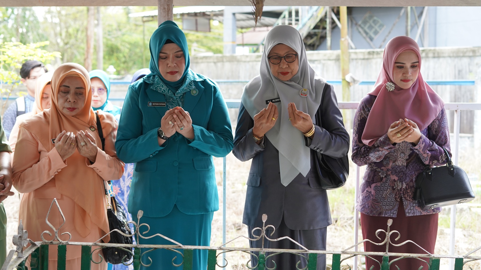 PERINGATI HARI IBU KE-97, KETUA TP PKK HSS BERSAMA ORGANISASI WANITA ZIARAH DAN ANJANGSANA TOKOH PEREMPUAN