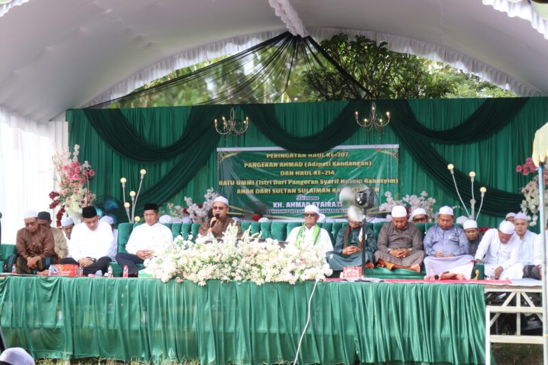 RATUSAN WARGA PADATI KOMPLEK MAKAM ADIPATI KANDANGAN DI DESA WASAH TENGAH