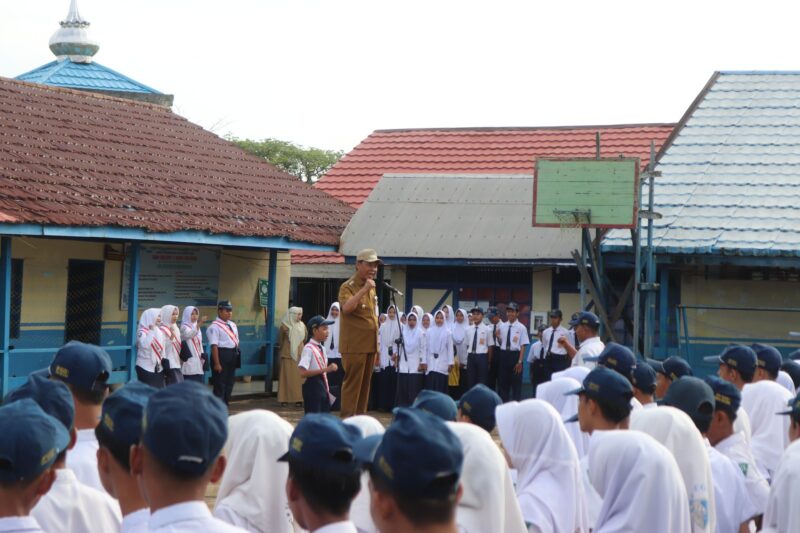 PULANG KE ALMAMATER, WABUP TEKANKAN KEBERKAHAN ILMU DI SMPN 1 DAHA SELATAN