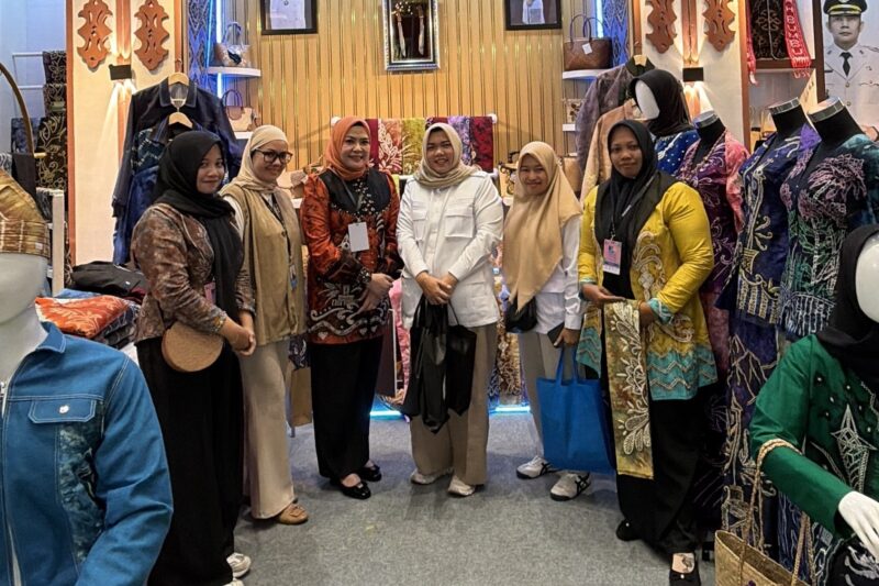 KETUA DEKRANASDA HSS DAN ANGGOTA DPR RI KUNJUNGI STAND KABUPATEN HSS DI INACRAFT 2026 JCC JAKARTA