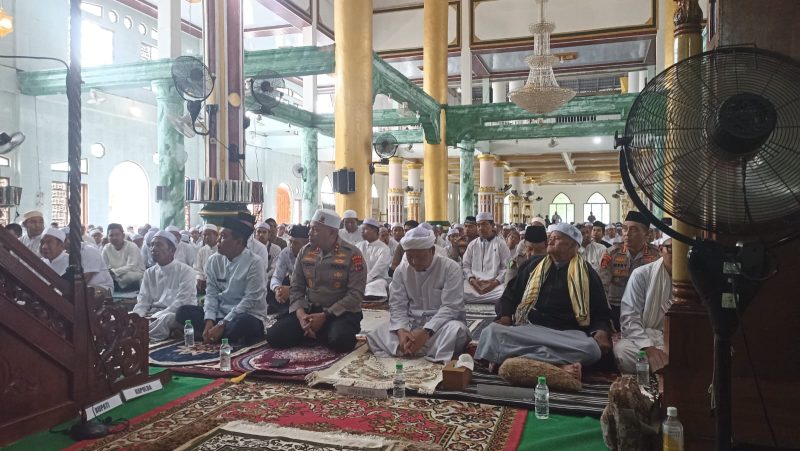 BUPATI HSS SAMBUT KUNJUNGAN KAPOLDA KALSEL DI KANDANGAN, PERERAT SINERGI LEWAT SHOLAT JUMAT BERJAMAAH