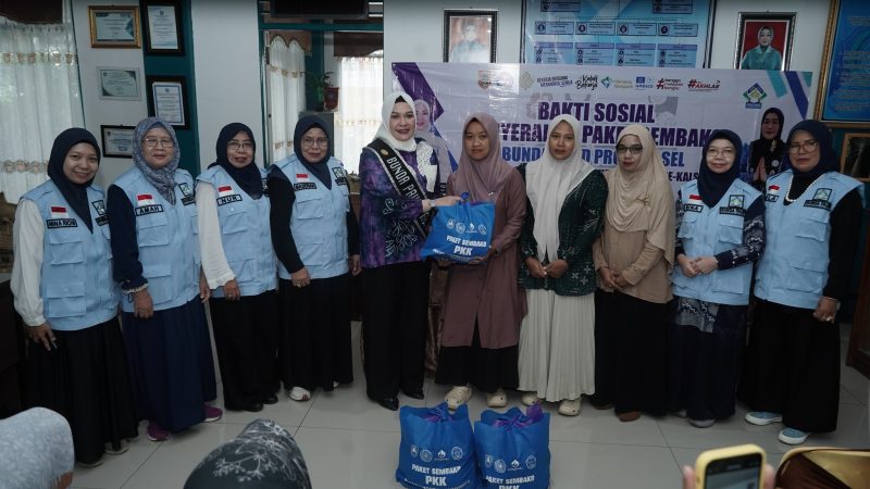 KEPEDULIAN YANG MENGUATKAN, 500 PAKET SEMBAKO UNTUK KADER PKK DAN PENDIDIK PAUD DI HSS