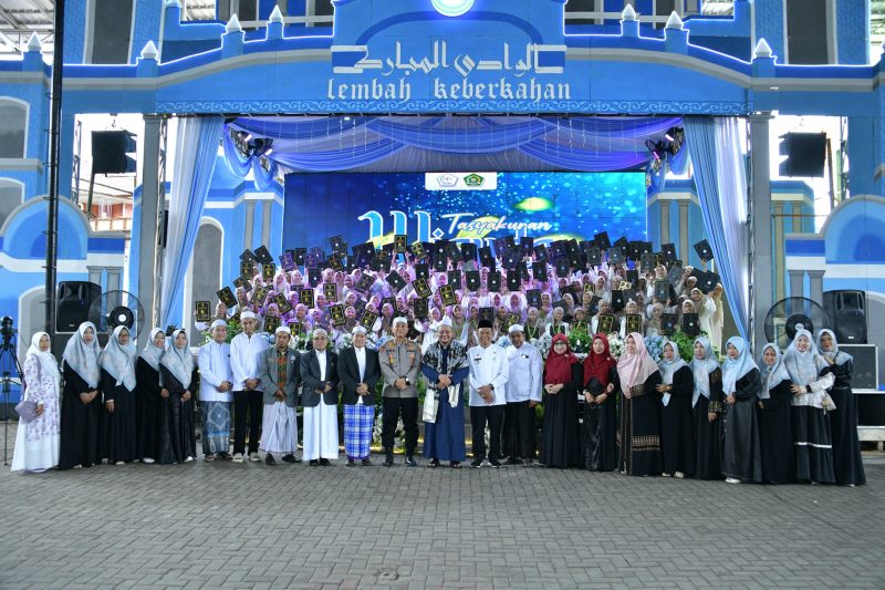 RATUSAN SANTRIWATI DIWISUDA, WABUP HSS TEKANKAN FONDASI AKHLAK DI ERA MODERN