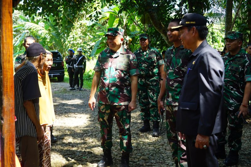 PASTIKAN TMMD MEMBERI MANFAAT NYATA BAGI WARGA, PANGDAM DAN WABUP HSS TINJAU HASIL PEMBANGUNAN DI DESA ULIN DAN DESA PANTAI ULIN