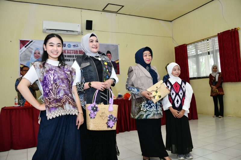 GALI POTENSI DESAINER MUDA, DEKRANASDA HSS SIAP SINERGIKAN KARYA SISWI SMKN 1 KANDANGAN DENGAN PROGRAM PEMKAB
