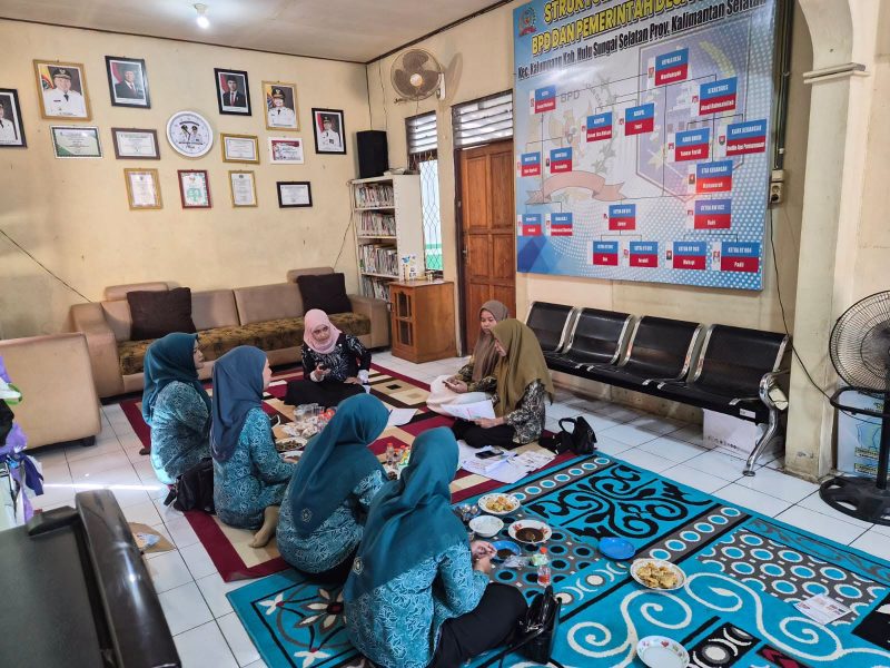 TP PKK HSS LAKUKAN PEMBINAAN DAN PEMANTAPAN PERSIAPAN PENILAIAN AKU HATINYA PKK TINGKAT PROVINSI KALSEL DI DESA SIRIH
