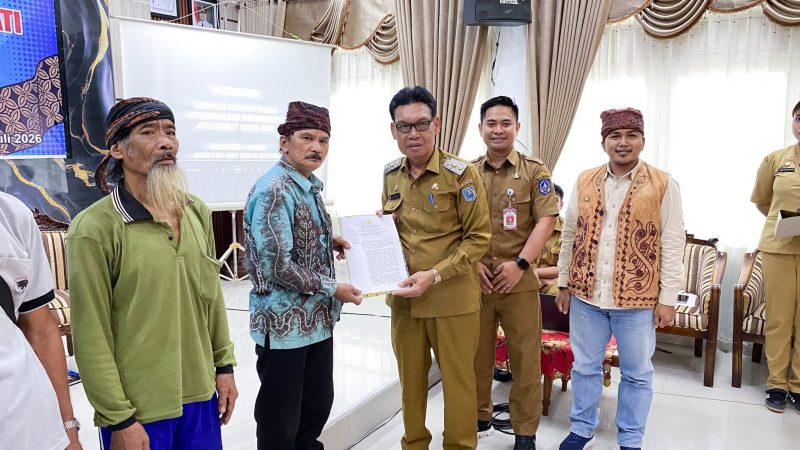 PEMKAB HSS SERAHKAN EMPAT SK PENGAKUAN MASYARAKAT HUKUM ADAT, PERKUAT PELESTARIAN BUDAYA LOKSADO