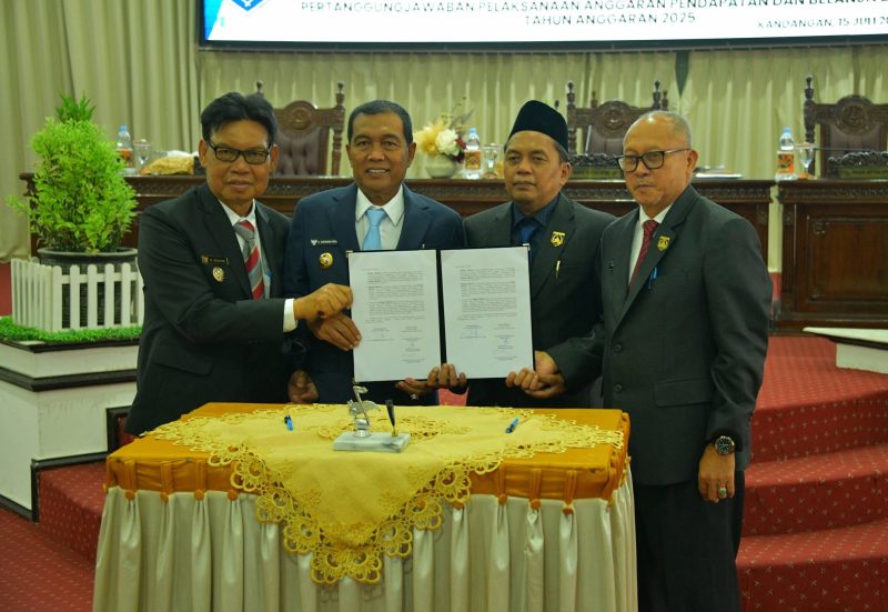 BUPATI HSS HADIRI RAPAT PARIPURNA PERSETUJUAN BERSAMA RANPERDA PERTANGGUNGJAWABAN PELAKSANAAN APBD TAHUN ANGGARAN 2025