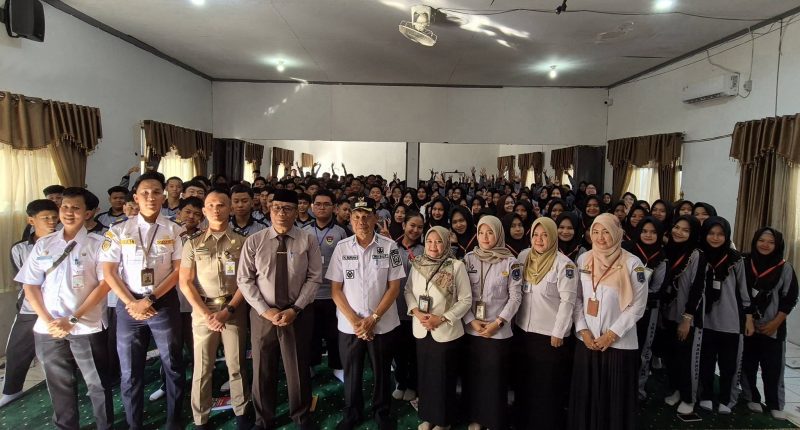 WAKIL BUPATI HSS KUNJUNGI SMA NEGERI 1 KANDANGAN, BERIKAN MOTIVASI KEPADA PESERTA MPLS