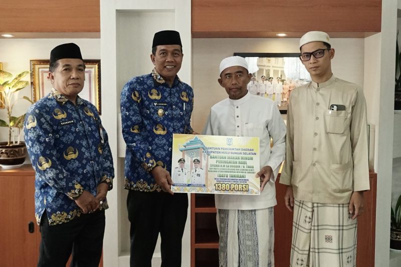 BUPATI HSS SERAHKAN BANTUAN 1.380 PORSI MAKANAN-MINUMAN UNTUK KELANCARAN HAUL DATU TANIRAN