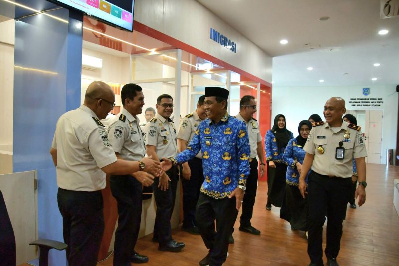 BUPATI HSS TINJAU LAYANAN IMIGRASI YANG RESMI BEROPERASI DI MAL PELAYANAN PUBLIK