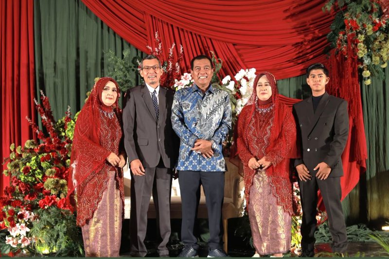 BUPATI HSS HADIRI RESEPSI PERNIKAHAN ELMALIA DAN RAKA