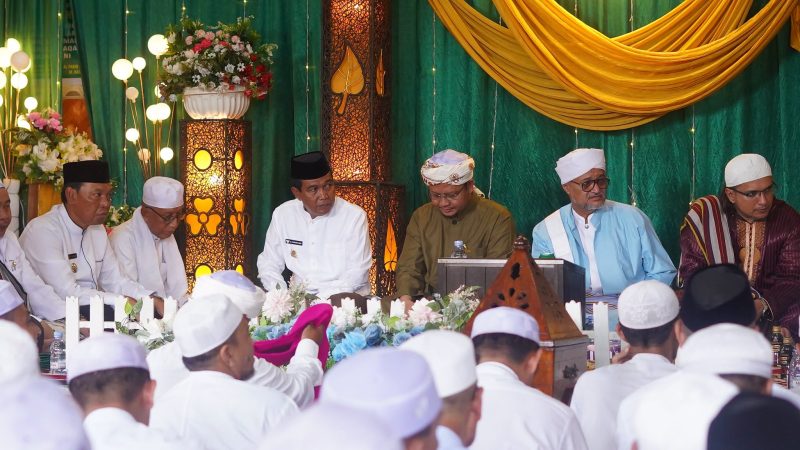 BUPATI DAN WAKIL BUPATI HSS HADIRI HAUL KE-94 AL-HABIB IBRAHIM AL-HABSYI DI NAGARA