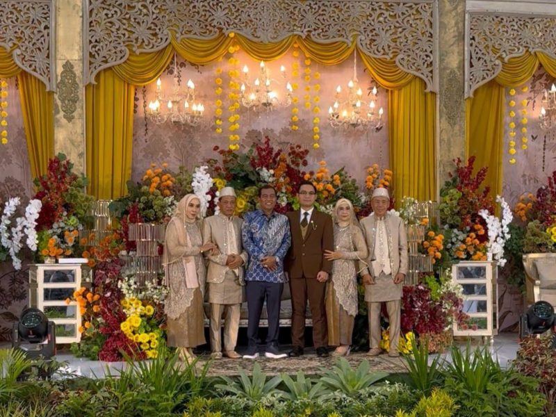 BUPATI HSS HADIRI RESEPSI PERNIKAHAN DR. CIENDY SHINTYA ALHADI DAN AHMAD TAUFIQ NOVRIANSYAH