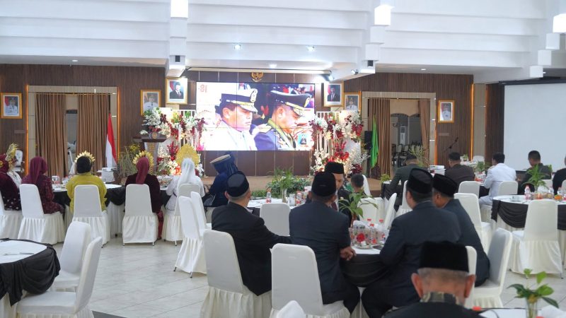 BUPATI DAN FORKOPIMDA HSS SAKSIKAN UPACARA DETIK-DETIK PROKLAMASI DI ISTANA MERDEKA SELEPAS GELARAN UPACARA DI LAPANGAN LAMBUNG MANGKURAT