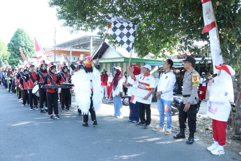 JALAN SEHAT SEMARAKKAN HUT KE-81 RI DI KELURAHAN KANDANGAN BARAT, PERERAT KEBERSAMAAN WARGA