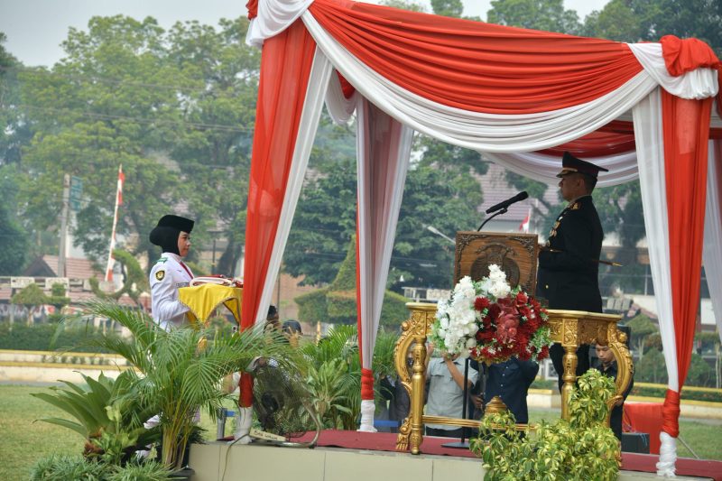 UPACARA PENURUNAN BENDERA MERAH PUTIH DI HSS BERLANGSUNG KHIDMAT