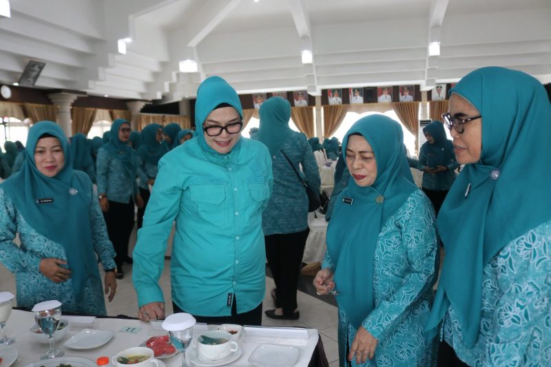 SEMARAK HKG PKK TINGKAT KABUPATEN HSS, KADER PKK IKUTI BERAGAM LOMBA