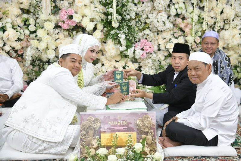 BUPATI HSS HADIRI AKAD NIKAH PUTRI WABUP H. SURIANI, DOAKAN MENJADI KELUARGA SAKINAH, MAWADDAH, WARAHMAH