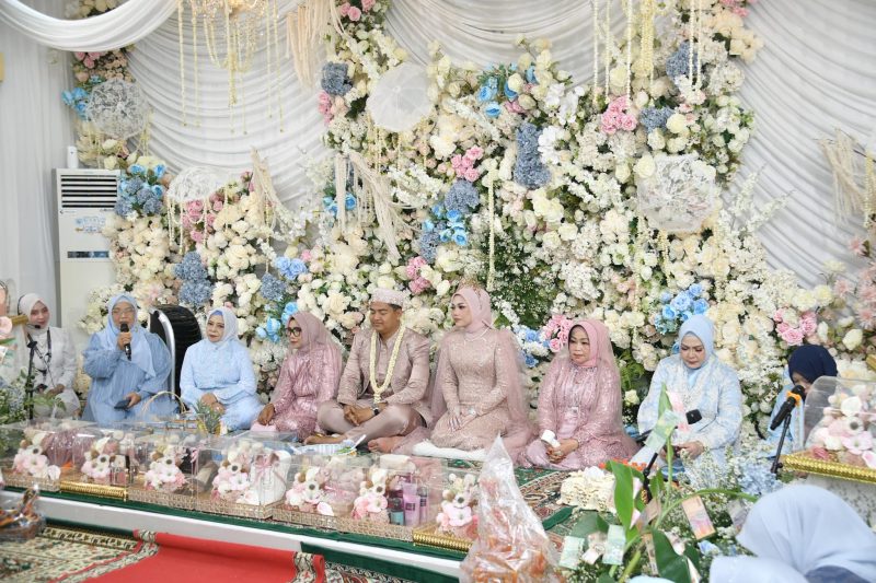 “HANGAT DAN PENUH DOA, KETUA TP PKK HSS HADIRI SESERAHAN PERNIKAHAN PUTRI WABUP HSS”