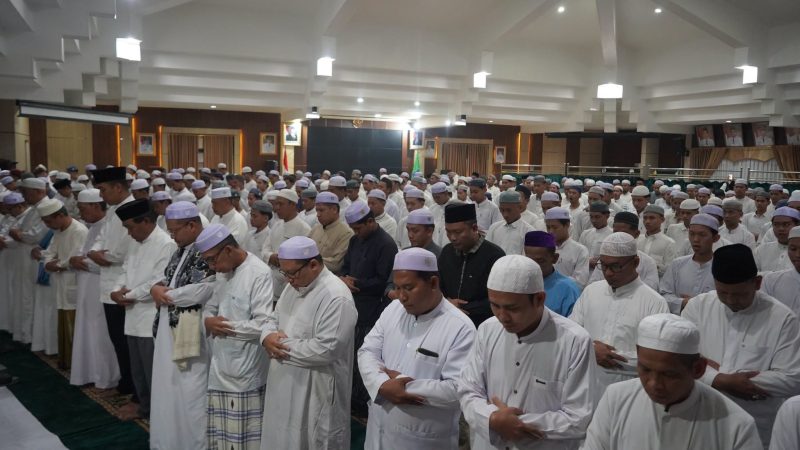 PEMKAB HSS GELAR SHOLAT HAJAT DAN PEMBACAAN BURDAH KELILING DI KANDANGAN