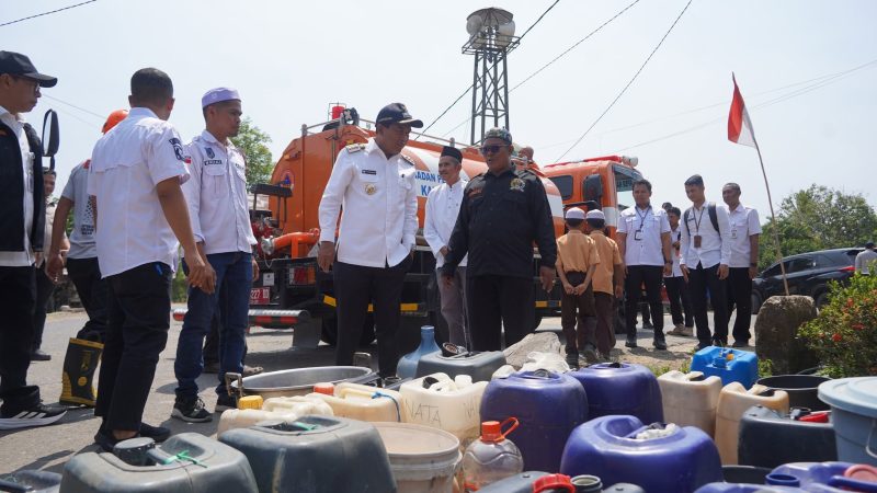 BUPATI HSS BERSAMA BPBD DAN TAGANA SALURKAN 10.000 LITER AIR BERSIH UNTUK WARGA DESA GUMBIL