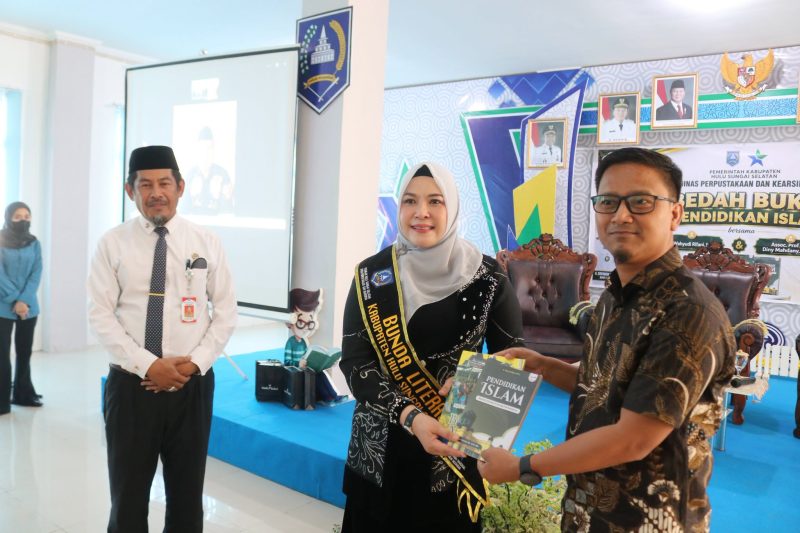 DORONG BUDAYA LITERASI, BUNDA LITERASI HSS BUKA KEGIATAN BEDAH BUKU PENDIDIKAN AGAMA ISLAM