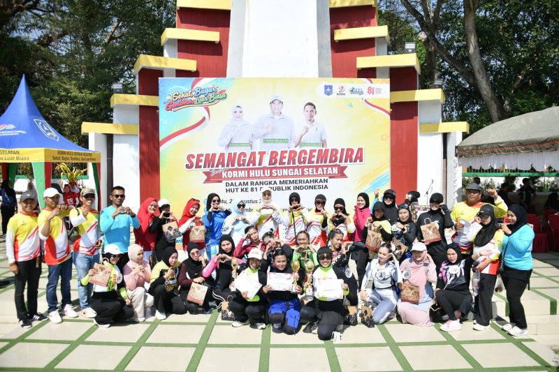 KETUA TP PKK HJ. MUSTAIDAH SERAHKAN MEDALI DAN HADIAH KEPADA PARA JUARA, SEMANGATI MASYARAKAT TERUS BEROLAHRAGA
